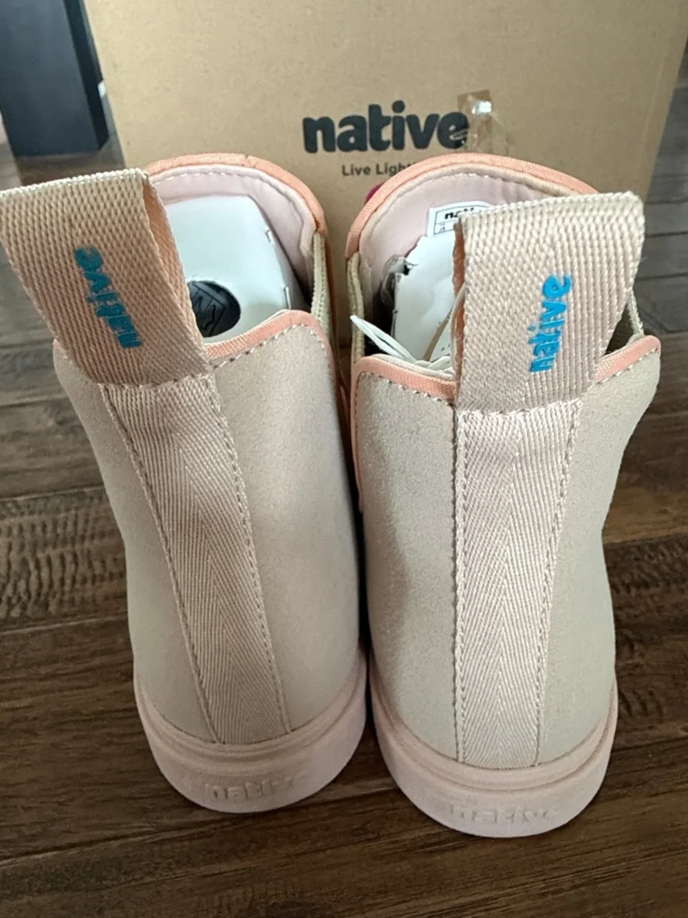Native Kensington Treklite All-Weather Boots in Chameleon Pink size J5